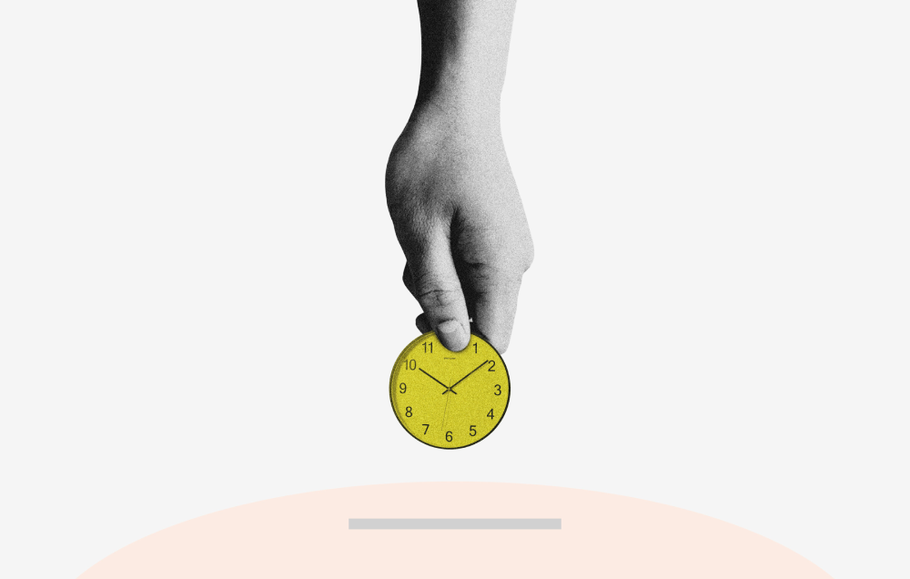 mano che regge un orologio per definire gli obiettivi